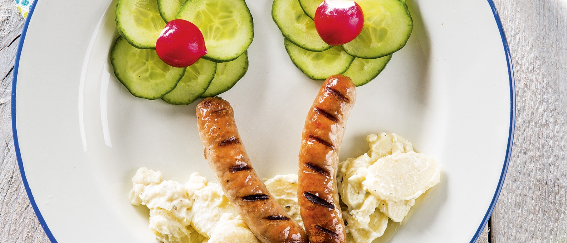 Gewürzte Würstchen mit Gurken und kaltem Kartoffelsalat