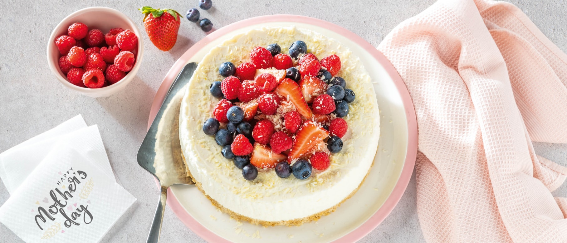 Kalte Käsetorte mit frischem Obst