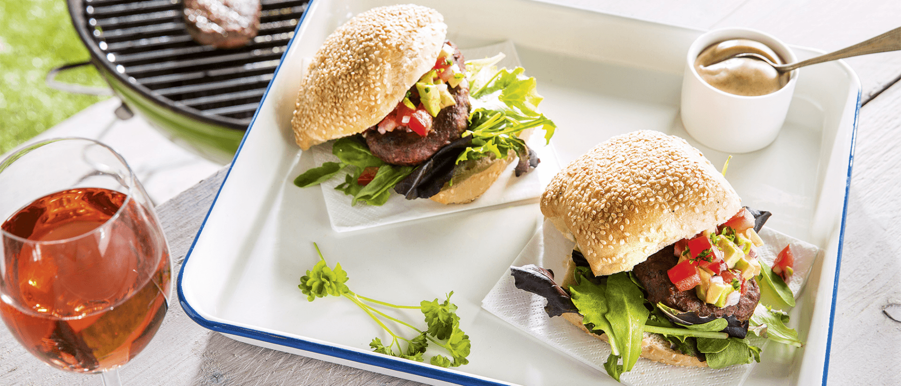 Hamburger mit Tomaten-Avocadosalat