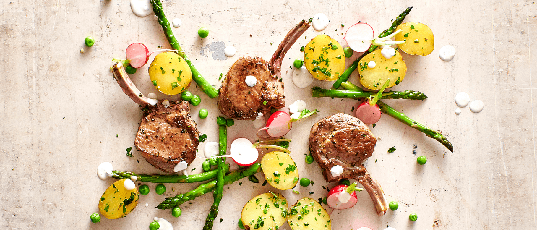 Marinierte Lammkoteletts mit Frühlingssalat und Feta-Joghurt-Soße