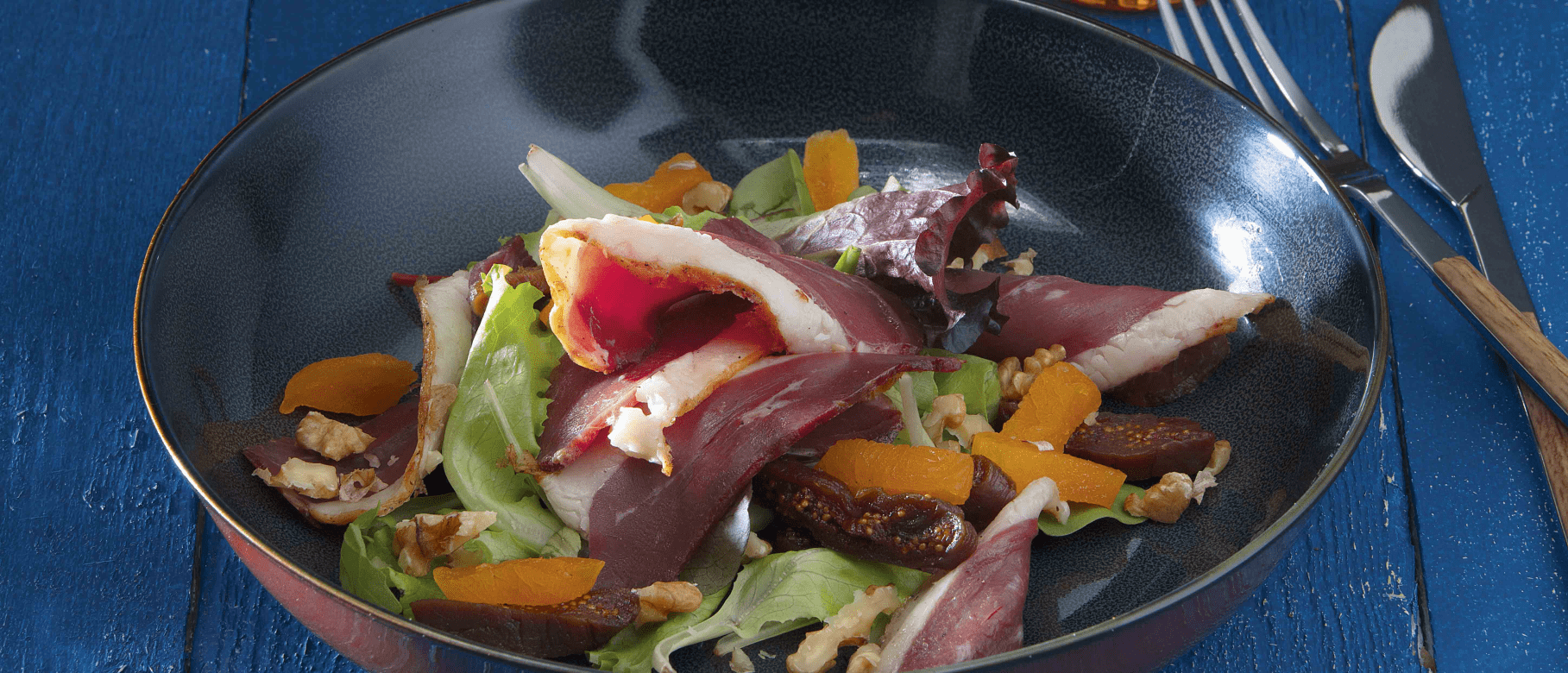 Salat mit geräucherter Entenbrust, Walnüssen, getrockneten Feigen und ...