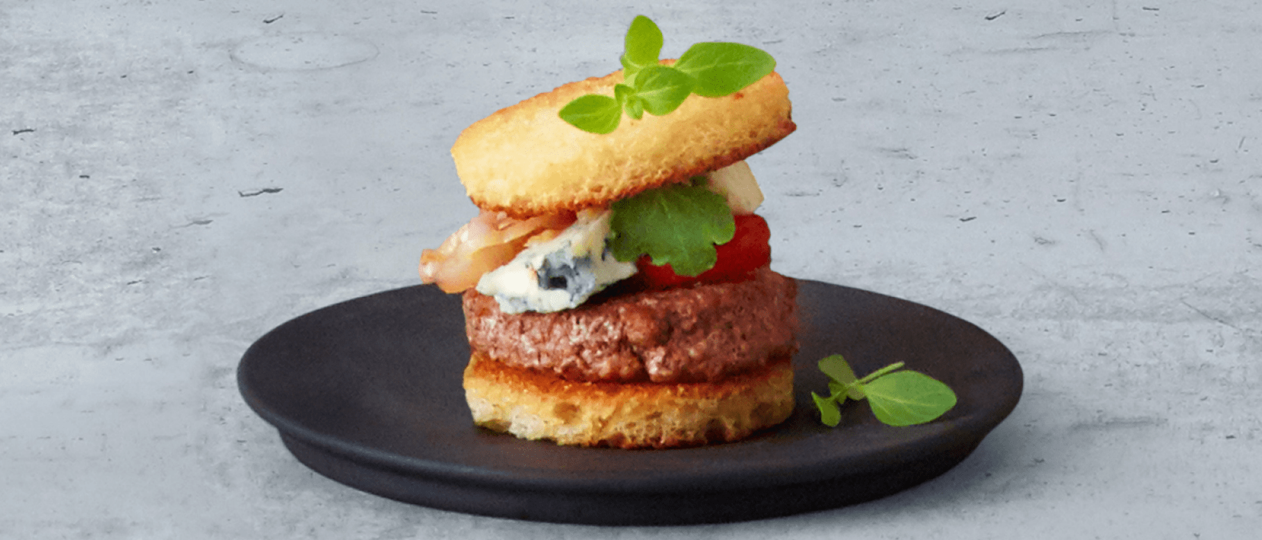 Minirindshamburger mit Blauschimmelkäse und karamellisierter Zwiebel ...