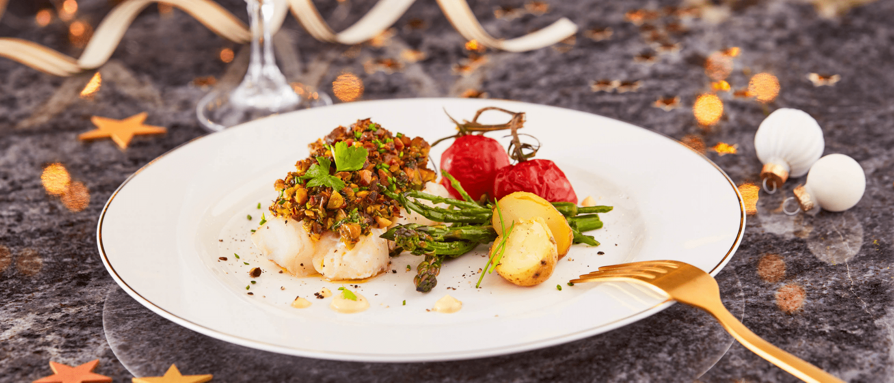 Im Ofen gebackener Kabeljau mit Pistazien-Kräuter-Kruste und Weißweinsauce