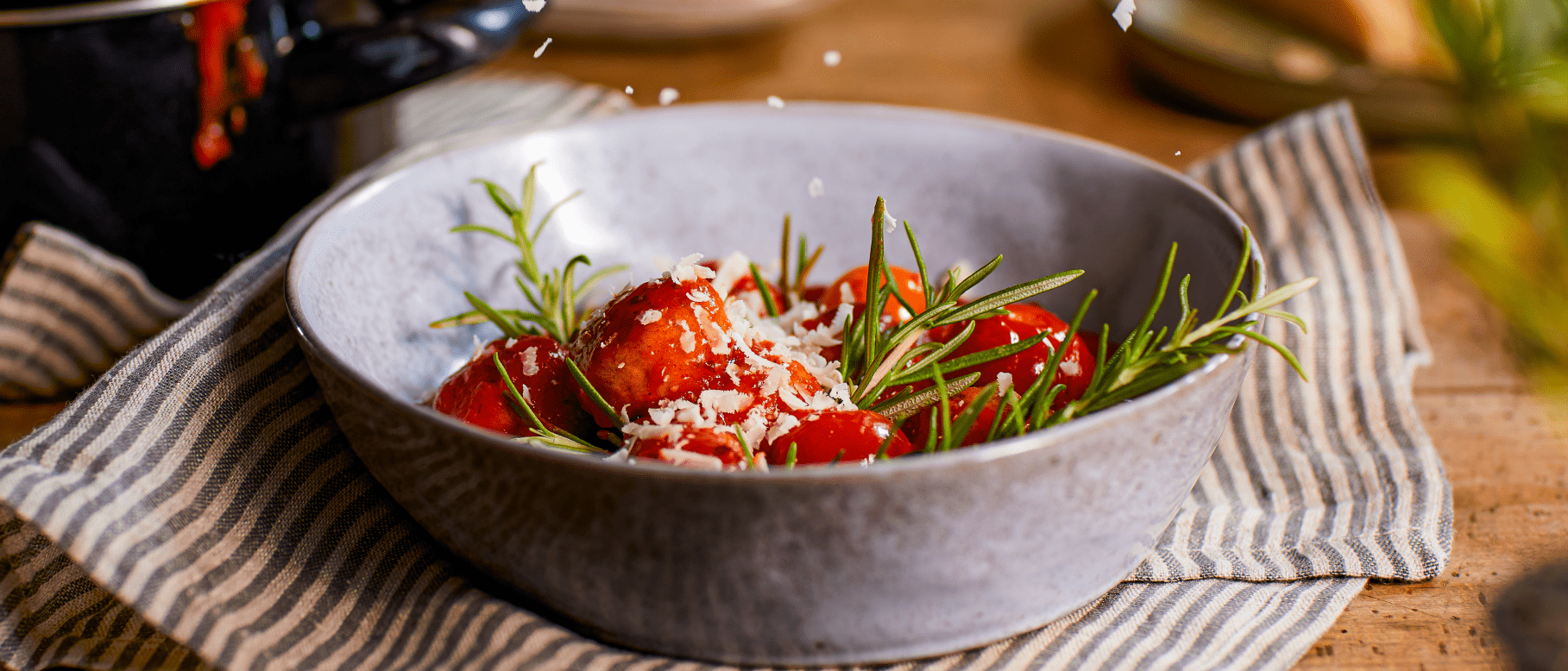 Weihnachtsbällchen in Tomatensoße mit Schnee von Parmesan