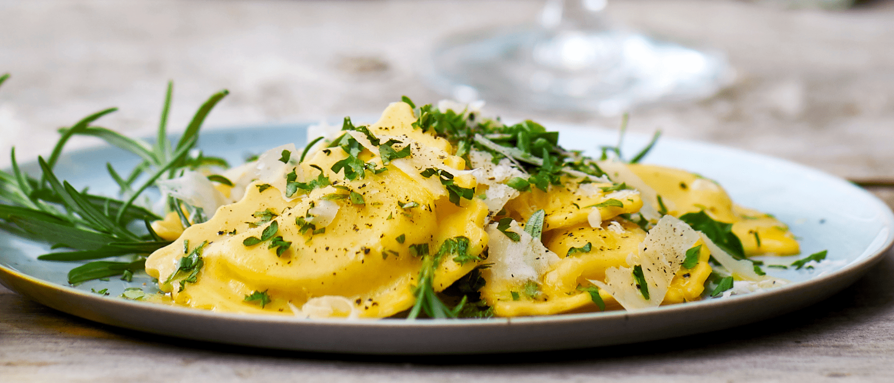 Mezzelunenudeln mit Trüffel und Butter-Zitronen-Soße