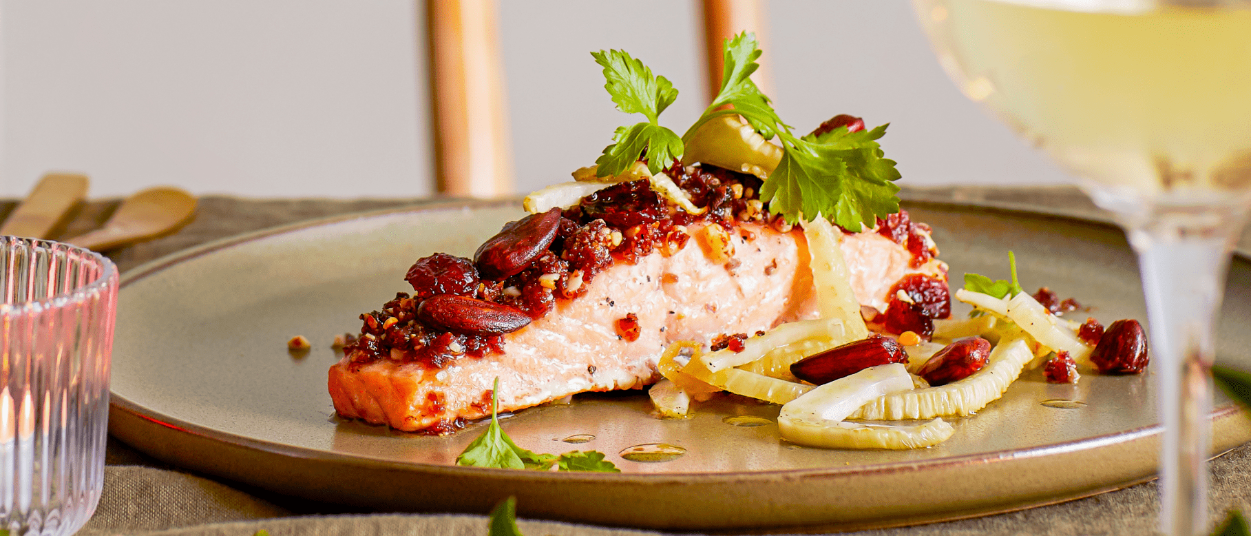 Lachsfilet mit knuspriger Moosbeeren-Mandelkruste und gegrilltem Fenchel