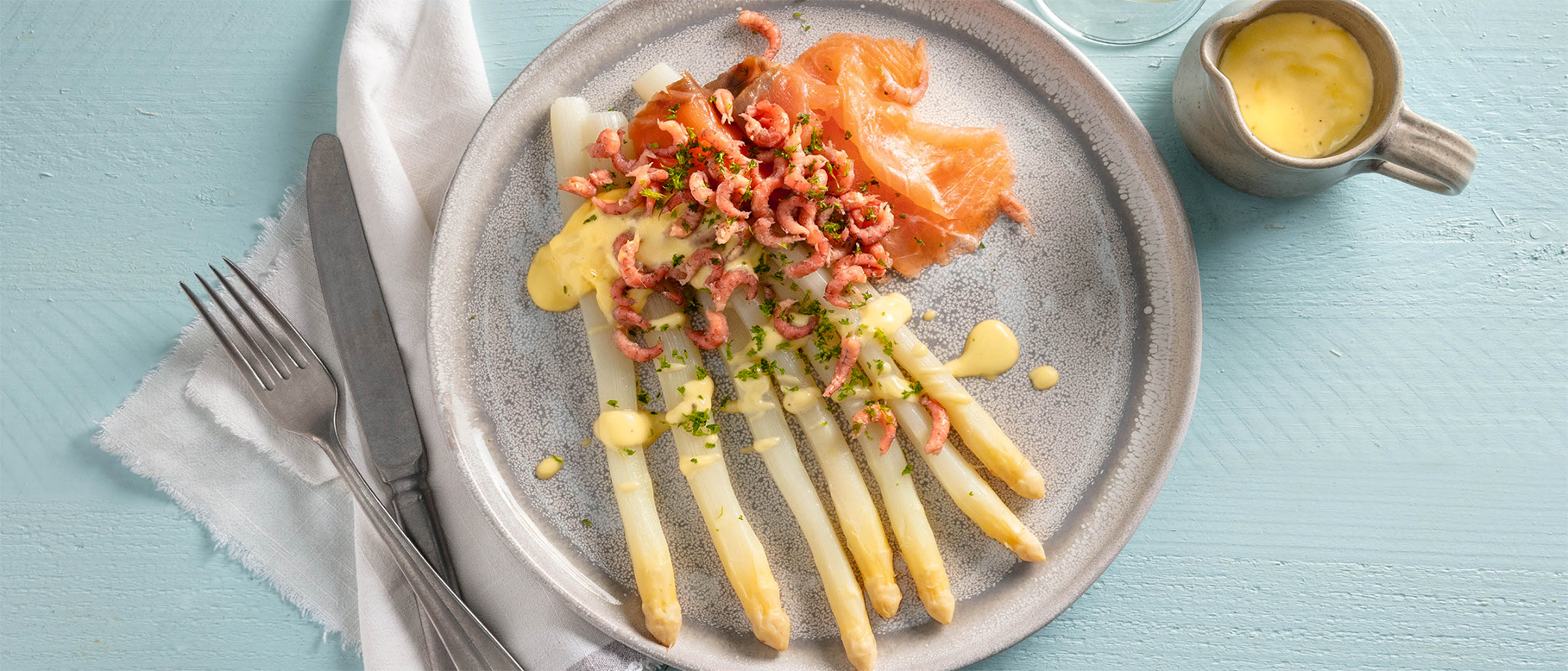 Spargel mit Räucherlachs, Garnelen und Sauce hollandaise