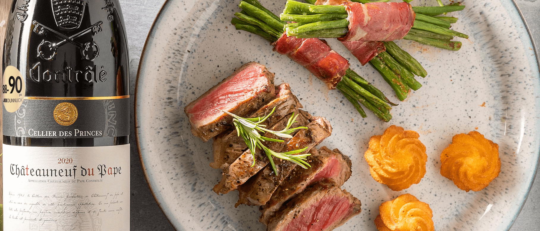 Lendenfilet mit Rotweinsoße und Bohnenröllchen im Speckmantel